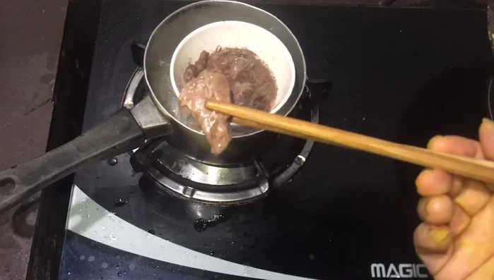 Xay nhuyễn tim heo đã hấp chín.