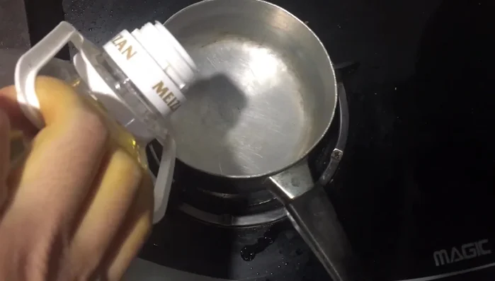 Cho một ít mỡ vào nồi, đun nóng. Sau đó cho hành khô vào phi thơm.