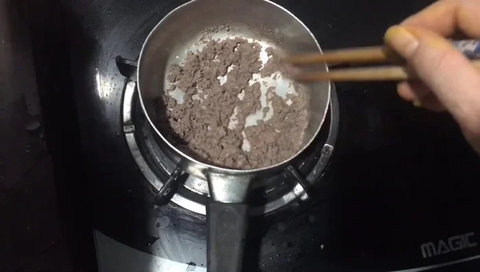 Thêm rau củ xay vào nồi, đảo đều.