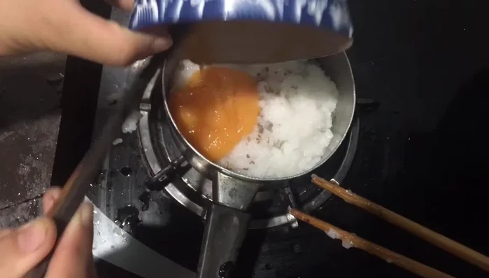 Cho cháo trắng vào nồi, thêm nước nếu cần. Đun sôi.