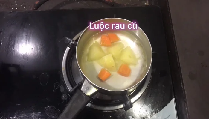 Rửa sạch rau củ, gọt vỏ và thái lát. Luộc chín trong khoảng 3-7 phút.
