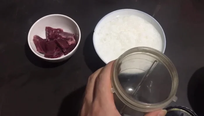 Xay nhuyễn rau củ đã luộc chín.