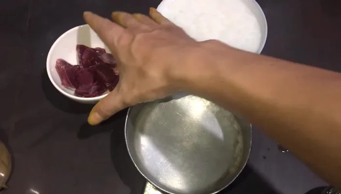Làm sạch tim heo, thái lát mỏng.