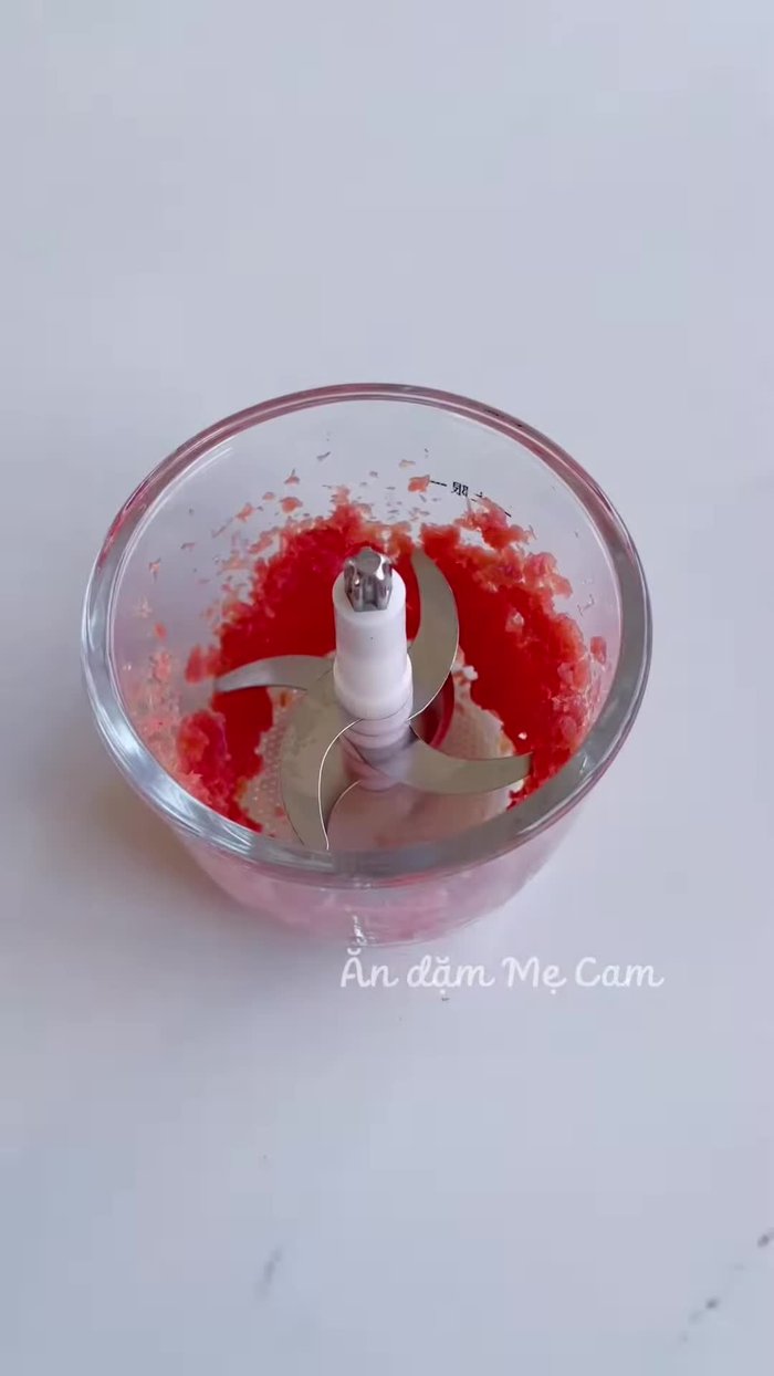 Chọn phần thịt thăn bò mềm, không lẫn gân, thái thật mỏng. Xay thịt cho nhuyễn.