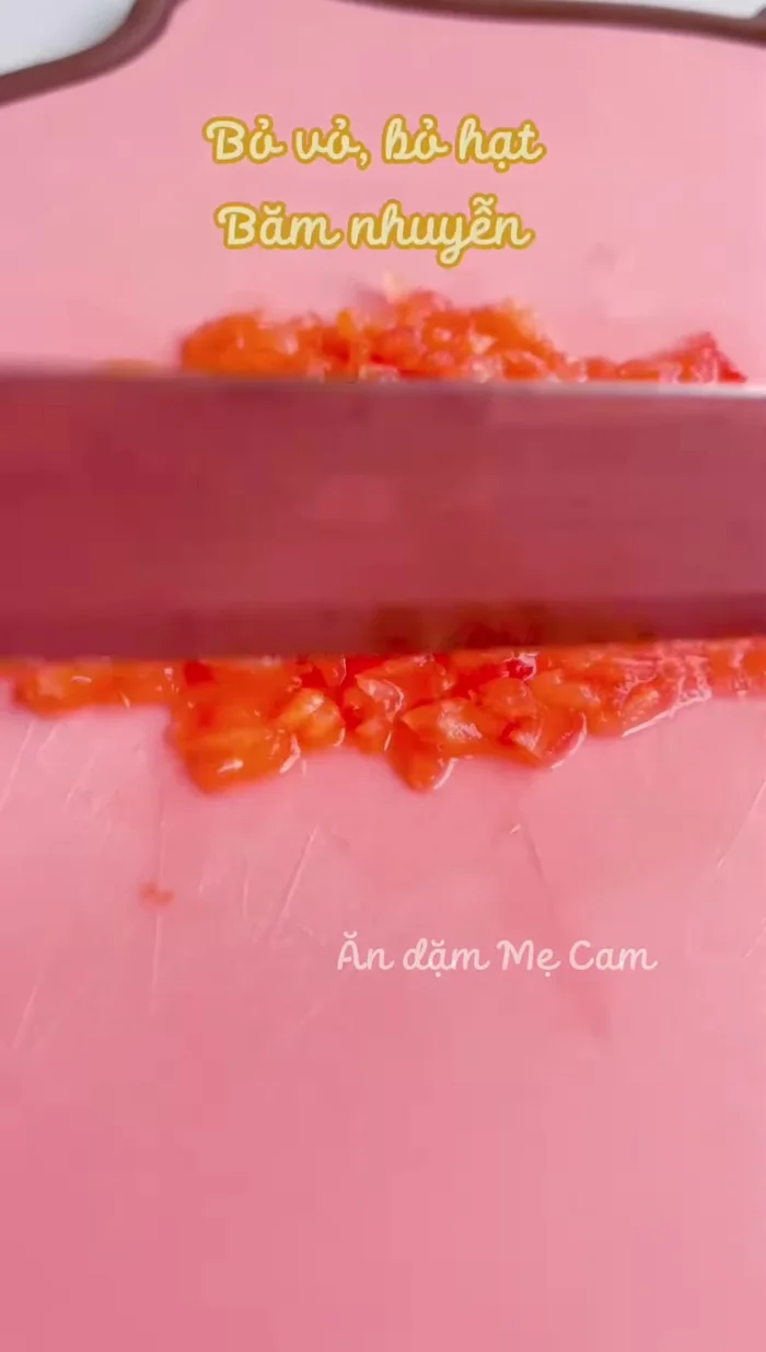 Băm nhuyễn cà chua, bỏ vỏ và hạt. Phi cà chua với một ít mỡ cho mềm.