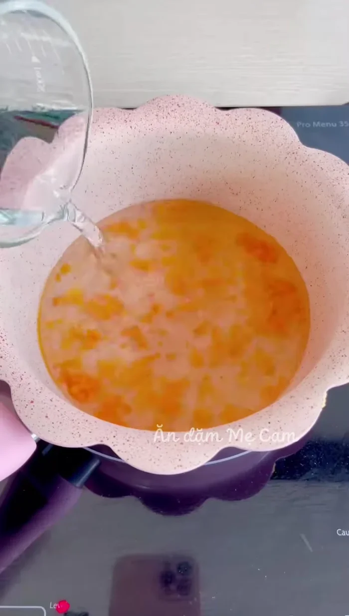 Cho nước vào nồi cà chua, đun mềm. Lấy gừng ra khỏi thịt bò ướp, thêm nước lọc vào khuấy đều (tránh thịt bị vón cục).