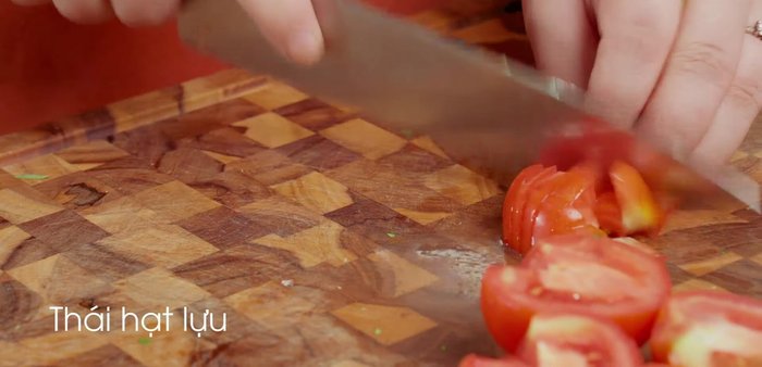 Xắt cà chua hạt lựu (một phần cà chua để riêng, bổ múi cau).