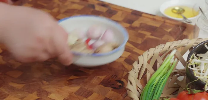Băm nhỏ hành, tỏi, gừng (một phần gừng để riêng, phần còn lại thái lát). Thái nhỏ hành lá, rau răm.