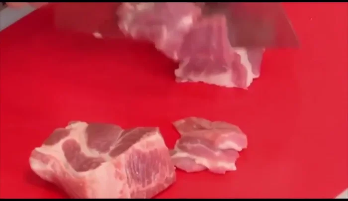 Thái thịt thành miếng dày vừa ăn (24.72)