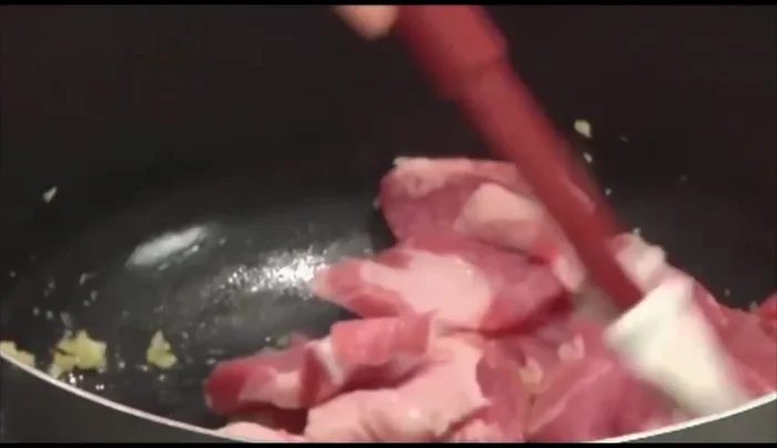Cho thịt vào xào săn (90.52)
