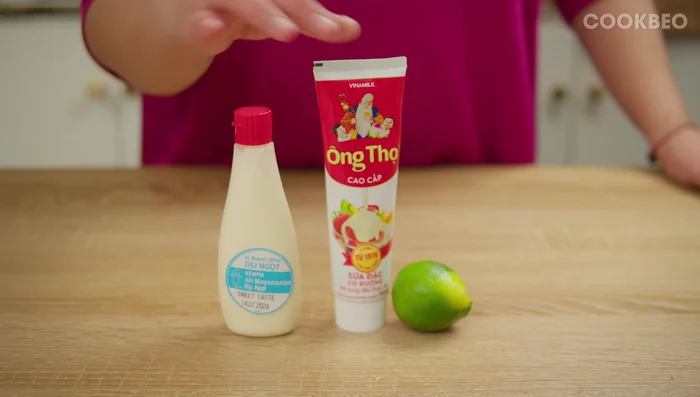 Pha nước sốt: Trộn đều 4 thìa canh mayonnaise, 1 thìa canh sữa đặc, 2 thìa canh nước cốt chanh. (102.04)