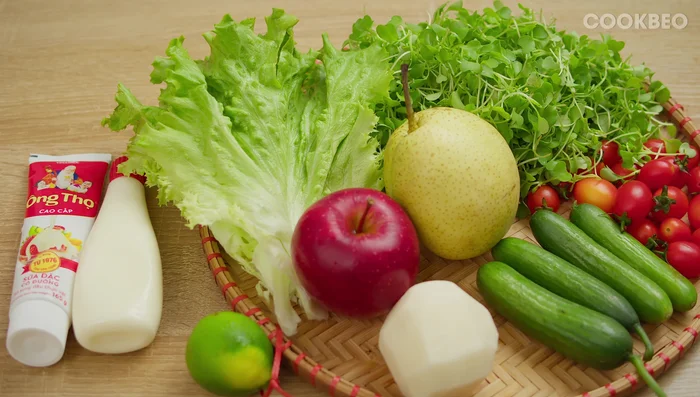 Ngâm rửa sạch rau mầm, rau xà lách, cà chua bi, dưa chuột, táo, lê và củ đậu với nước muối, để ráo nước. (32.52)