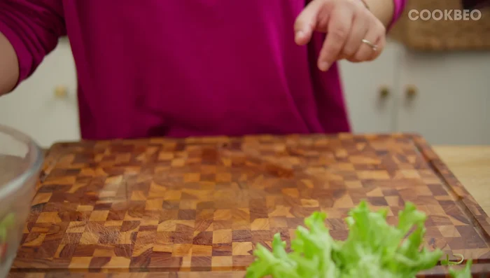 Cho rau mầm vào tô. Xắt nhỏ rau xà lách và cho vào tô. Cà chua bi nhỏ giữ nguyên, cà chua bi to cắt miếng vừa ăn. (36.559, 39.28, 48.48, 51.84)