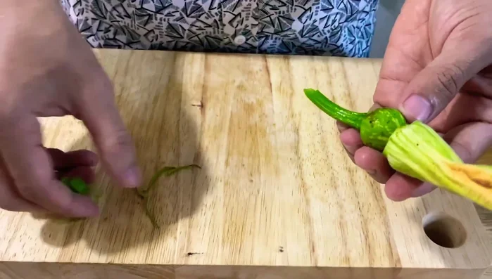 Sơ chế các loại rau củ khác: Cắt thành các miếng vừa ăn.