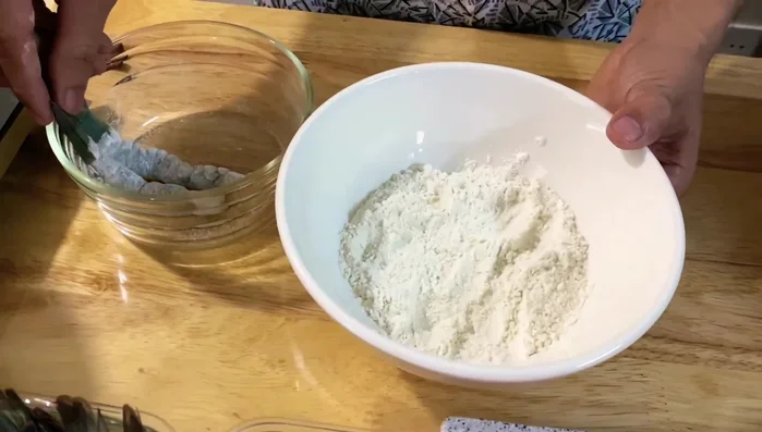 Lăn tôm và rau củ qua bột áo đều tay.