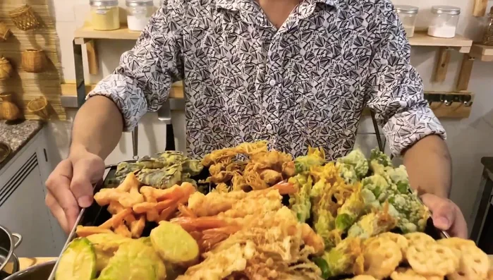Trình bày món tempura ra đĩa và thưởng thức.