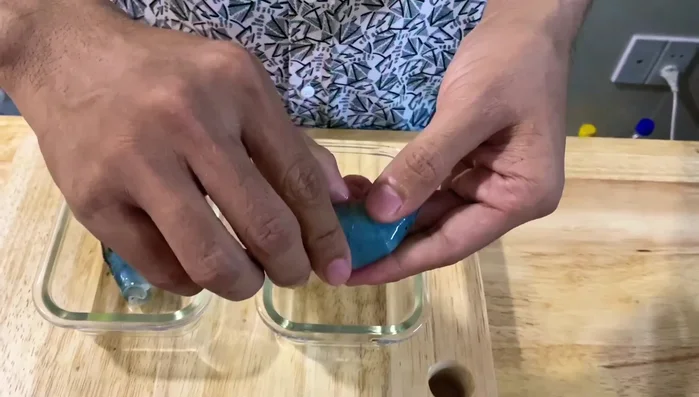 Sơ chế tôm: Lột vỏ, bỏ đầu, giữ lại phần đuôi. Rạch nhẹ phần bụng tôm để khi chiên tôm không bị cong.
