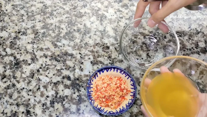Làm nước trộn gỏi: Trộn đều 2 muỗng canh nước tắc/chanh, 3 muỗng canh đường, 3 muỗng canh nước mắm, 1 muỗng canh tương ớt.