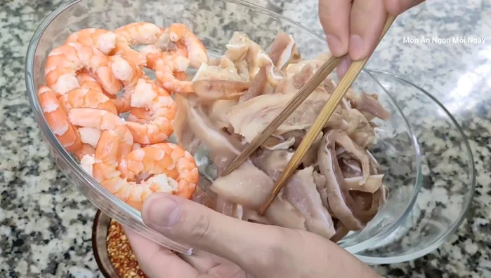 Trộn tai heo luộc đã thái mỏng với một ít nước trộn gỏi.