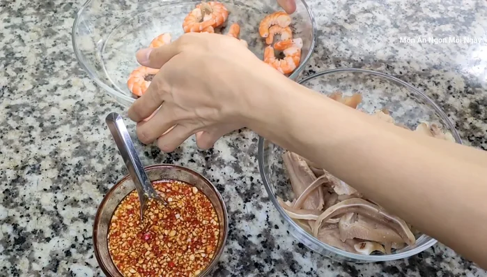 Trộn ngó sen, hành tây, cà rốt, dưa leo, rau thơm, tỏi ớt băm với phần nước trộn gỏi còn lại. Thêm tôm tép vào cuối cùng.