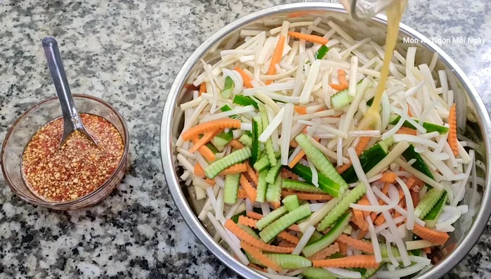 Cho thêm nước tắc/chanh tùy khẩu vị chua.