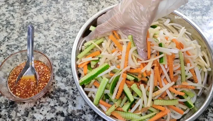 Trộn đều và để gỏi khoảng 5-10 phút cho ngấm gia vị. Nếu muốn để lâu hơn (5-6 tiếng), giữ riêng phần nước trộn gỏi và thêm vào ngay trước khi ăn.
