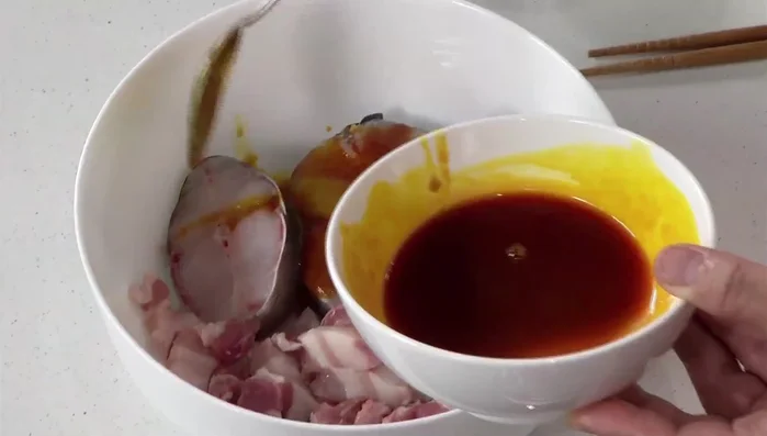 Ướp cá và thịt với nước gia vị đã pha.