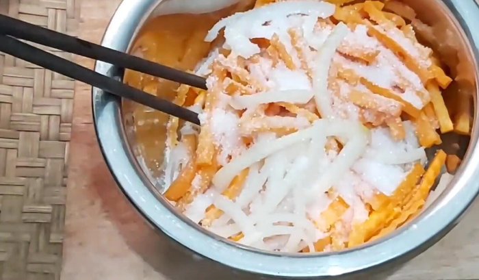 Ướp cà rốt, hành tây với đường và giấm/chanh khoảng 30 phút. (309.62)