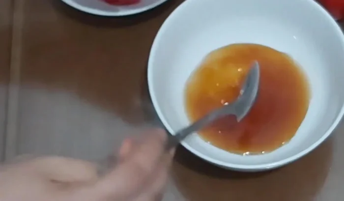 Pha nước mắm trộn gỏi: nước mắm, nước lọc, nước cốt chanh, tương ớt, bột ngọt, đường, tỏi băm, ớt băm. (419.28)
