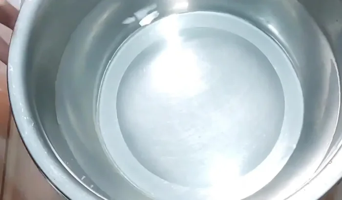 Ngâm rau tiến vua khô trong nước ấm (30-40 độ C) khoảng 3-4 giờ cho nở. Sau đó, rửa sạch và để ráo nước. (37.02)