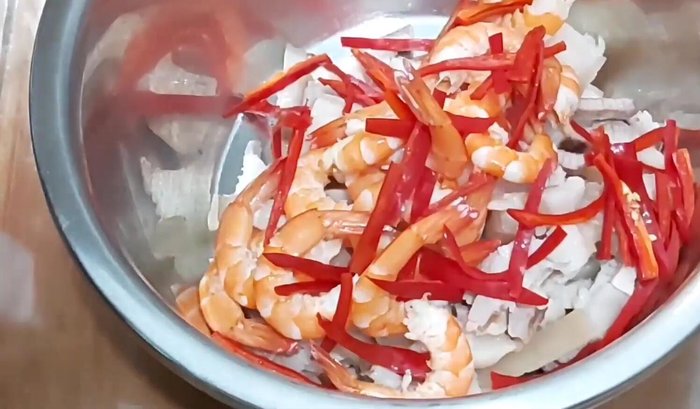Trộn đều thịt, tôm, rau tiến vua, cà rốt, hành tây với nước mắm. (516.63)