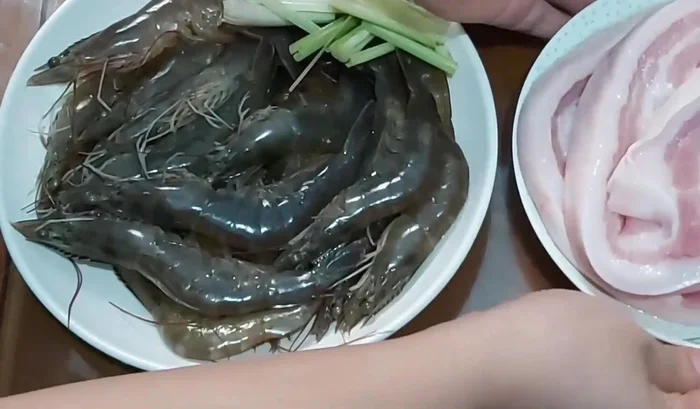 Làm sạch thịt ba rọi, bóp với muối, rửa sạch và trần qua nước sôi cho sạch. (89.159)