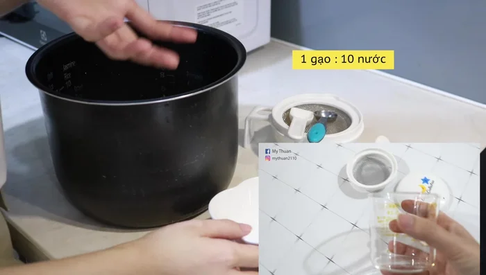 Đong gạo và nước cho bé theo tỷ lệ 1:10 (1 muỗng gạo : 10 muỗng nước).