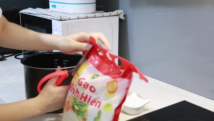 Vo gạo để nấu cơm cho gia đình như bình thường. (Lưu ý: Lượng gạo này không bao gồm gạo nấu cháo cho bé).