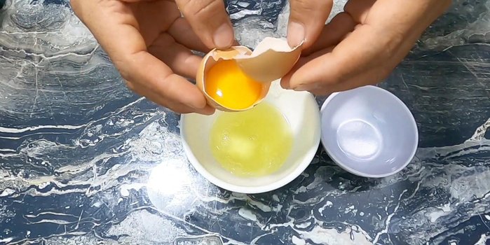 (Cách không bắn dầu) Tách lòng đỏ và lòng trắng.