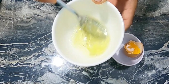 Đánh lòng trắng trứng mạnh tay khoảng 15-20 giây cho đến khi bông lên.