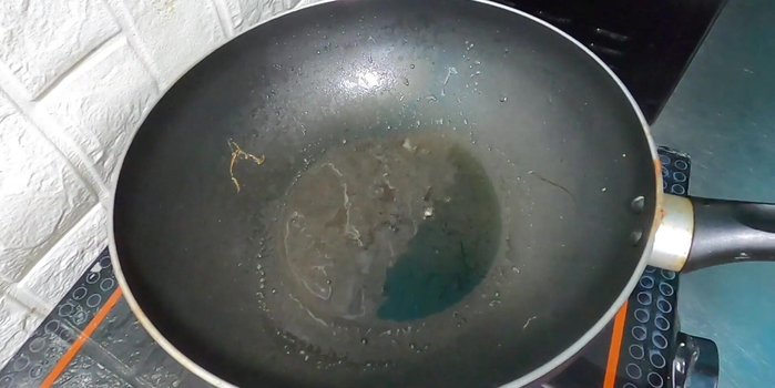 Cho dầu vào chảo, làm nóng.