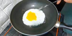 Mẹo Chiên Trứng Ốp La Không Bắn Dầu - Ngon Tuyệt