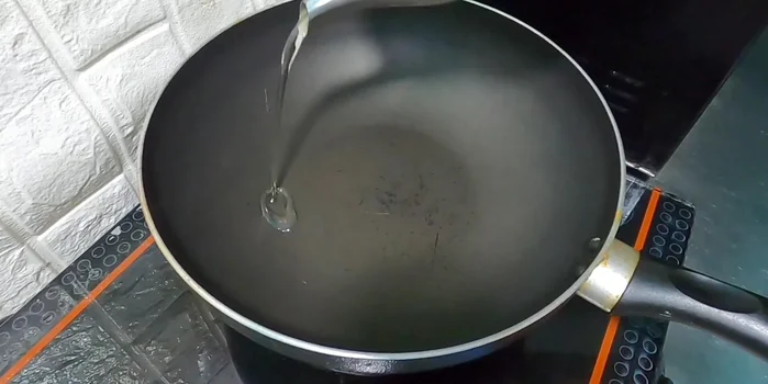 Đập trứng vào chén. (Cách truyền thống: Chiên trực tiếp cũng được)