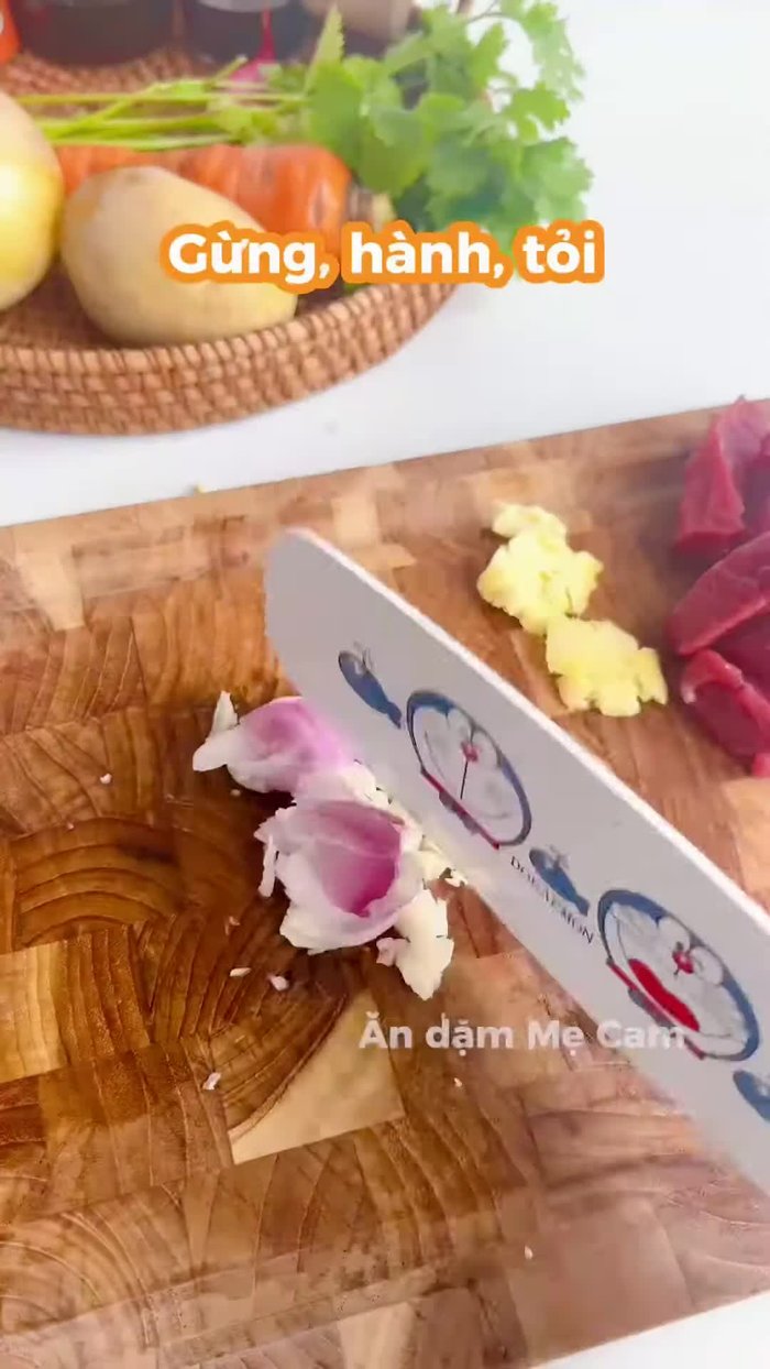 Cắt thịt bò thăn thành từng miếng nhỏ. Ướp thịt bò với nước mắm, đường, dầu hào, dầu ăn, hành tỏi băm nhỏ, gừng đập dập. Ướp khoảng 15 phút.
