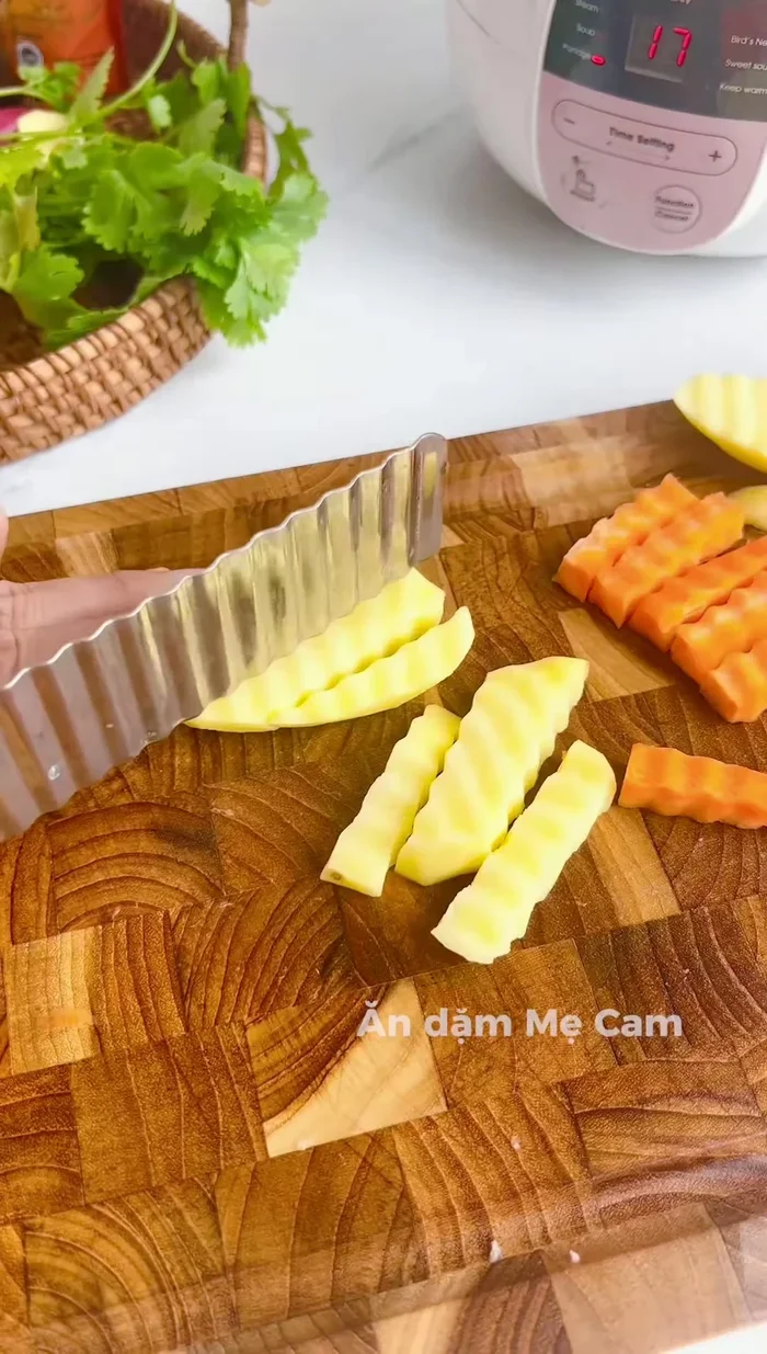 Sau 1,5-2 tiếng, cho thêm cà rốt, khoai tây và hành tây (tùy chọn).
