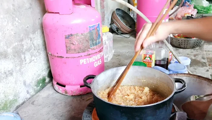 Thêm nước cốt gừng vào, khuấy đều và đun đến khi chè sôi nhẹ và có độ sánh mịn.