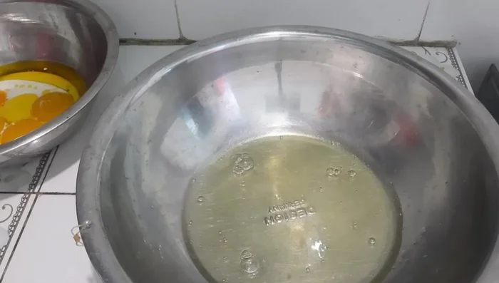 Đánh bông lòng trắng trứng cho đến khi bông cứng, sau đó từ từ thêm đường vào đánh tiếp.