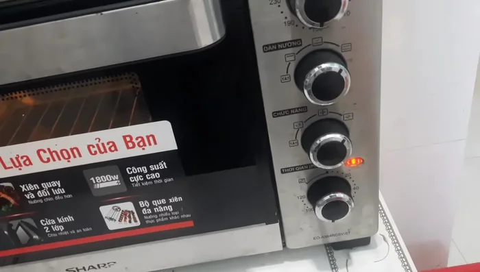 Thêm phần bột mì còn lại vào hỗn hợp lòng trắng đã đánh bông. Trộn nhẹ tay để không làm bể bọt khí.