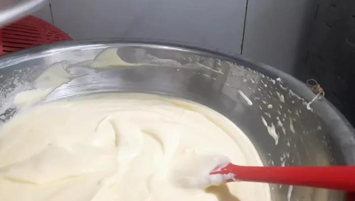 Cho dầu ăn vào khuôn để dễ lấy bánh ra sau khi nướng.