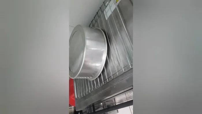 Sau 60 phút, lấy bánh ra khỏi lò và để nguội trước khi lấy ra khỏi khuôn.