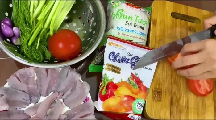 Bỏ cuống cà chua, chuẩn bị hành lá, thì là, hành tím (cắt lát mỏng).