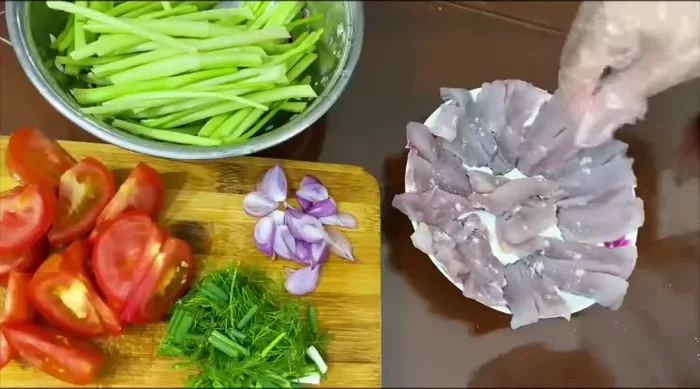 Ướp cá phi lê với muối và tiêu (để khoảng 10-15 phút nếu có thời gian).