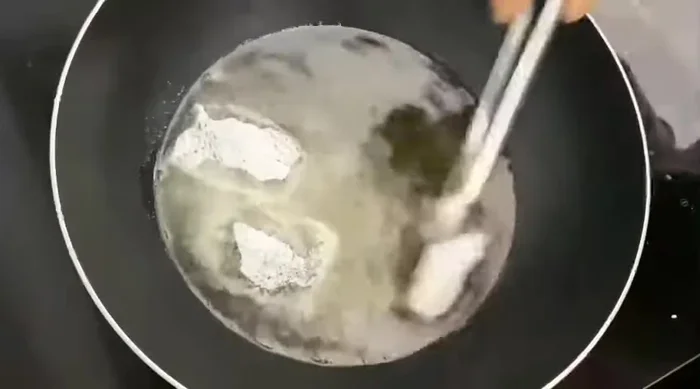 Chiên cá vàng giòn (lửa nhỏ, khoảng 10 phút/mỗi mặt). Chiên lại lần 2 với lửa lớn khoảng 3 phút để giòn hơn khi ăn.