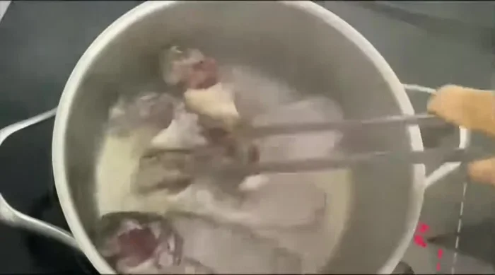Chuẩn bị nước dùng: Cho xương cá vào nồi nước sôi, chần sơ 3 phút rồi vớt ra (không rửa lại).